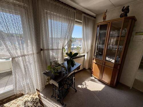 Wohnzimmer - Große Eigentumswohnung mit traumhaftem Burgblick