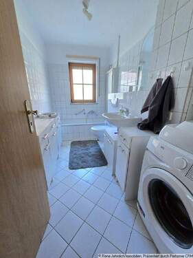 Bad mit Fenster und Wanne - 