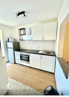 Küche mit praktischer Durchreiche - 