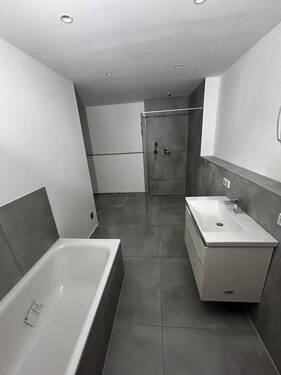 großes Badezimmer - 3 Zimmer Etagenwohnung in Köln