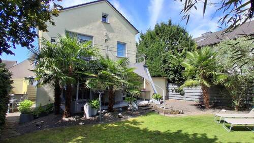 Rückansicht vom Garten - Außergewöhnlich! Palmen Oase mit freistehendem Einfamilienhaus und großem Garten in Langenfeld