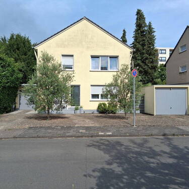 Frontansicht und beide Garagen - 