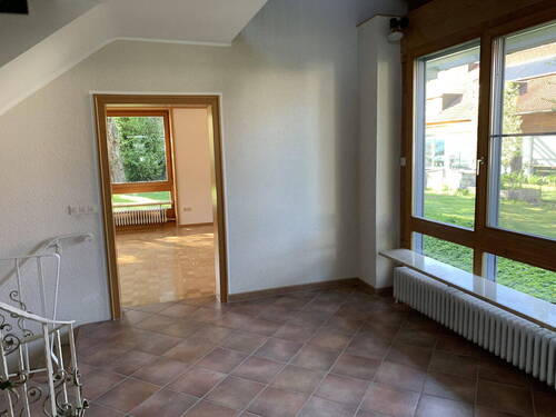 Diele mit Treppenhaus - Einfamilienhaus mit 112,60 m&sup2; in Gauting / Buchendorf zum Kaufen