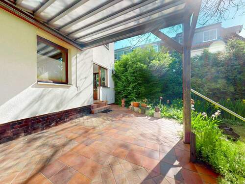 Titelbild - Wohnen mit Weitblick: Dachterrasse, Gartenidylle und großzügige Wohnküche vereint