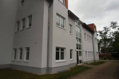 Ostseite mit Haupteing. - 2 Zimmer Etagenwohnung zur Miete in Bernsdorf