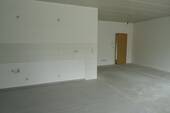  Wohnzimmer mit Küche.JPG - Etagenwohnung mit 69,00 m&sup2; in Bernsdorf zur Miete