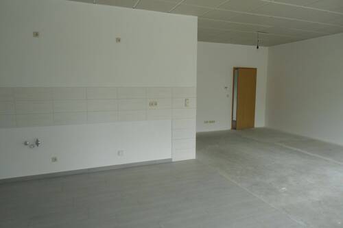  Wohnzimmer mit Küche.JPG - Etagenwohnung mit 69,00 m&sup2; in Bernsdorf zur Miete