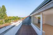Loggia - 4 Zimmer bezugsfertige, renovierte Dachgeschosswohnung in Schmargendorf mit Dachterrasse