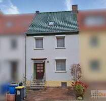 Gepflegtes Reihenhaus mit PKW-Stellplatz vor der Tür und gemütlichem Garten in Leuna.