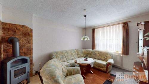 Wohnzimmer mit Kamin EG - 6 Zimmer Reihenmittelhaus in Leuna