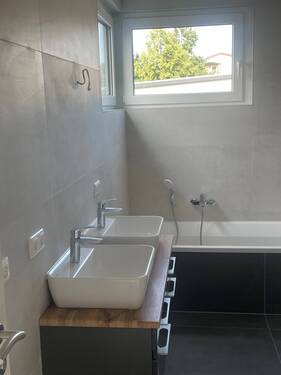 Musterbad - 7 Zimmer Doppelhaushälfte zum Kaufen in Hoyerswerda