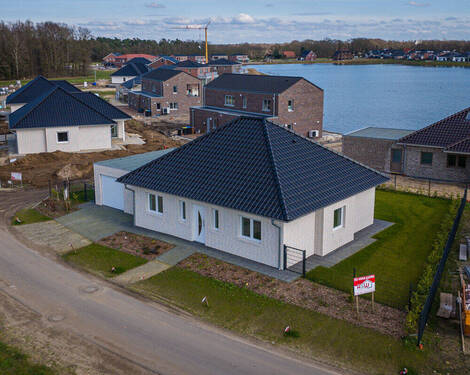 Vorderansicht - Neubau 2026! Wohnen in Seenähe! schlüsselfertiger Neubau-Bungalow + Garage!