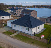 Neubau 2026! Wohnen in Seenähe! schlüsselfertiger Neubau-Bungalow + Garage! - Herzlake
