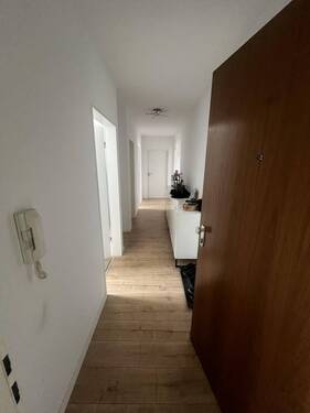 Flur Richtung Wohnungseingang - 