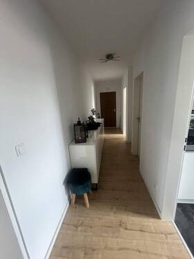 Flur Richtung Wohnungsausgang - 