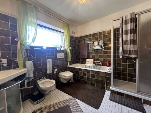 Wannenbad mit Dusche und Bidet OG - 