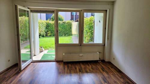 Wohnzimmer - 2-Zimmer-Wohnung mit Garten in Altdorf