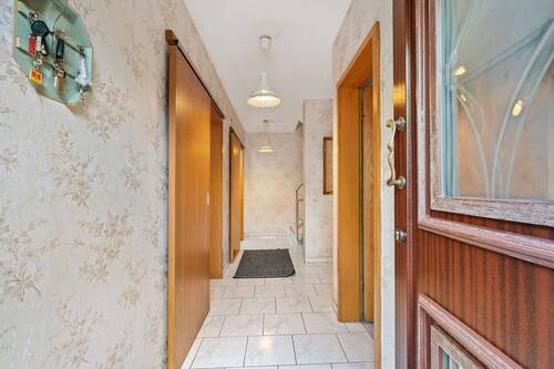 Diele - 6 Zimmer Reihenmittelhaus zum Kaufen in Köln