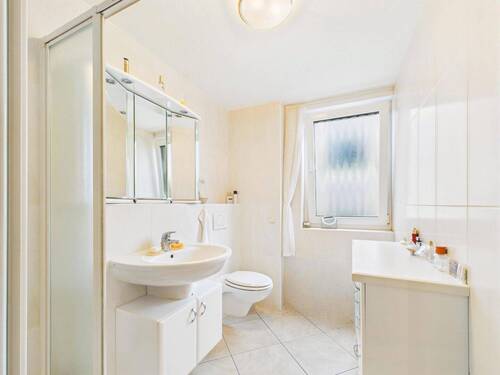 Badezimmer mit Dusche - 