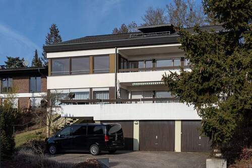 Hausansicht mit Garagen - 