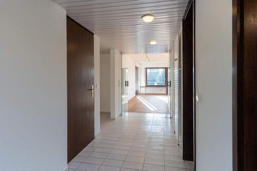 Eingangsbereich, Blick zum WZ - 5 Zimmer Etagenwohnung in Böblingen