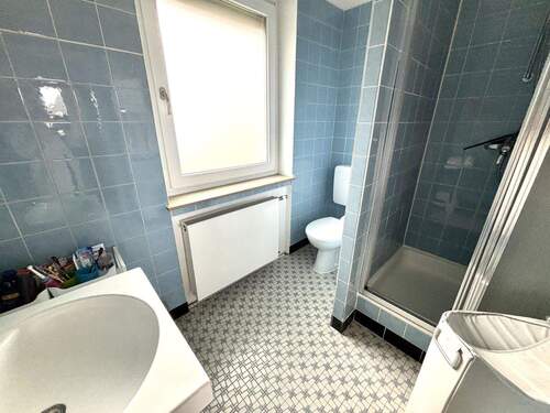 Bad mit Dusche im Erdgeschoss - 