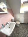 Bad mit Dusche im Dachgeschoss - 