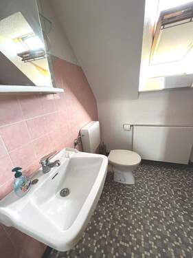 Bad mit Dusche im Dachgeschoss - 