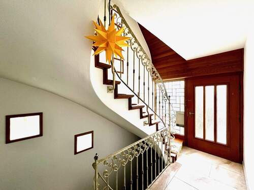 Eingangsbereich/ Treppenhaus - 