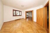 Wohnzimmer mit Parkettböden - 