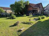 Blick durch Garten zu Scheune - 9 Zimmer Mehrfamilienhaus, Wohnhaus in Hann. Münden