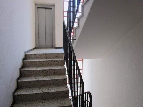 Treppenhaus mit Aufzug - 