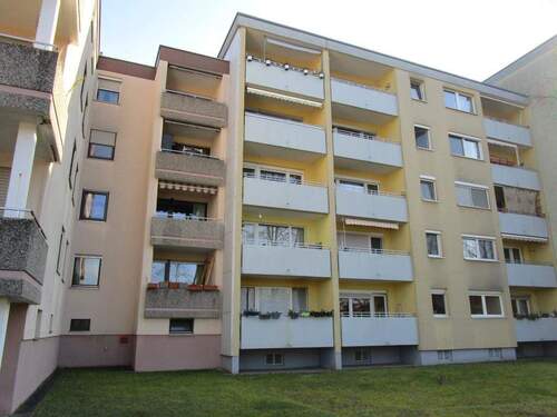 Hausrückseite mit Balkonen - 2 Zimmer Etagenwohnung zum Kaufen in Fürth