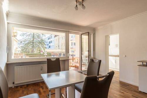 Essbereich mit Zugang zur Küche u. Balkon - 