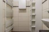 Viel Stauraum im Bad vorhanden - 