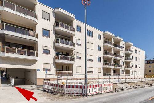 Links Eingang und Einfahrt zur Tiefgarage - 