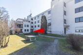Rückseite der Wohnanlage mit Eingang - Etagenwohnung mit 75,00 m&sup2; in München zur Miete