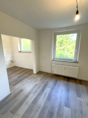 Wohnzimmer - Renovierte 2-Zimmer-Wohnung! - 389,00 EUR Kaltmiete, ca.  42,60 m² Wohnfläche