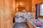 Bad im Obergeschoss mit Wanne und Dusche - 