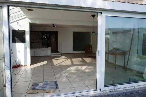 Blick ins Haus aus dem Garten - 