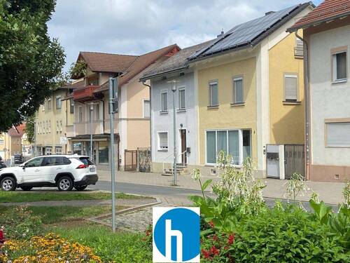 Gepflegtes Stadthaus - Charmantes Stadthaus mit vermietetem Laden, bezugsfreier Wohnung - Zentrale Lage mit kleinem Garten