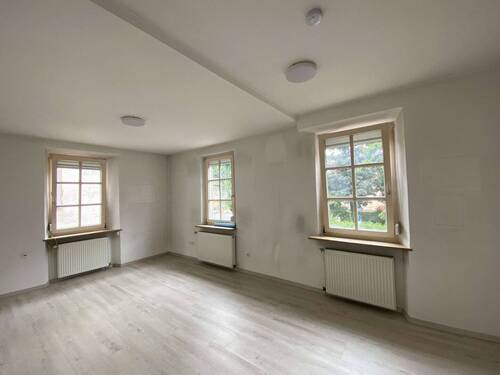 Wohnzimmer - 6 Zimmer Mehrfamilienhaus, Wohnhaus zum Kaufen in Forchheim