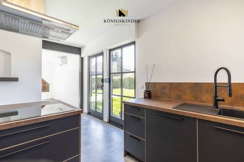 Elegante Fronten in Kupferbraun und Schwarz - 