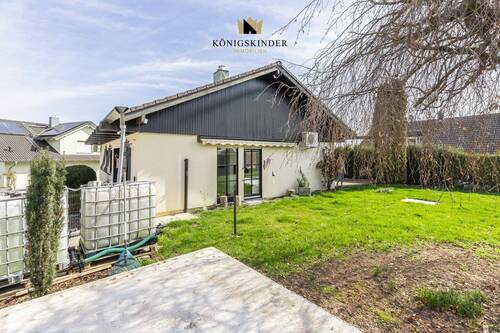 Asphaltierter Bereich im Garten - 