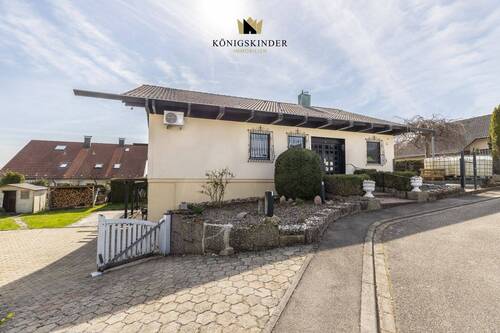 Zufahrt zur Garage - 5 Zimmer Einfamilienhaus in Tiefenbronn / Lehningen