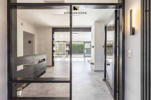 Heller Windfang aus Glas - Einfamilienhaus mit 166,50 m&sup2; in Tiefenbronn / Lehningen zum Kaufen