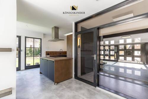 Heller Übergang von Eingang zur Küche - 