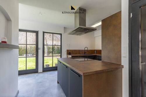 Moderne offene Küche mit Kochinsel - 