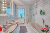Bad mit Dusche, Wanne und Fenster - 