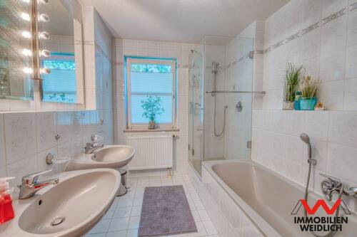 Bad mit Dusche, Wanne und Fenster - 